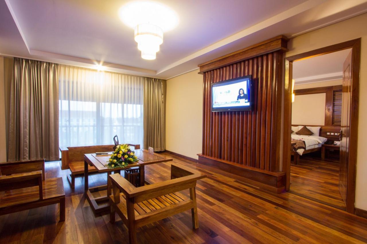 Royal Empire Premium Hotel Сіємреап Екстер'єр фото