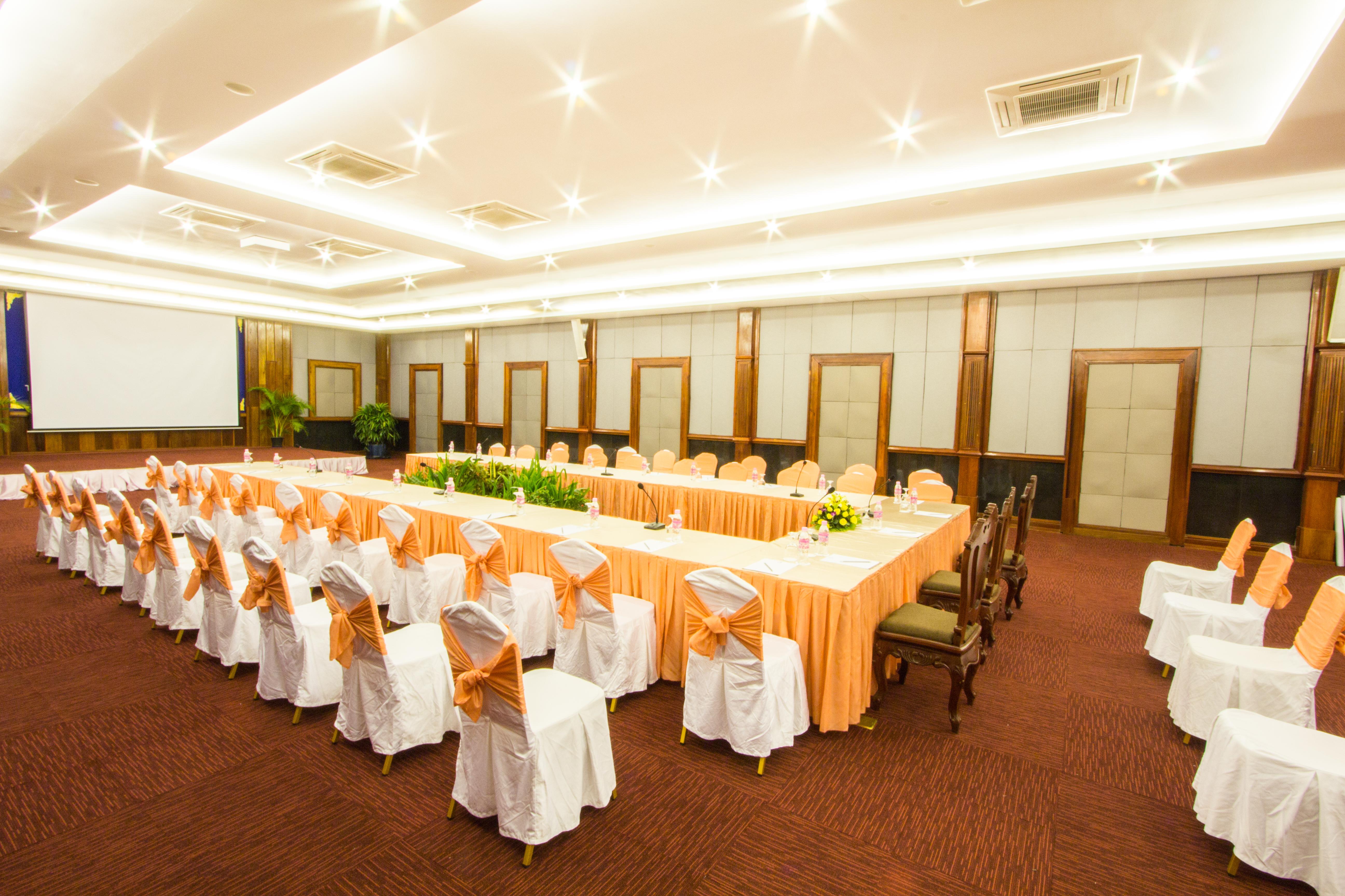 Royal Empire Premium Hotel Сіємреап Екстер'єр фото