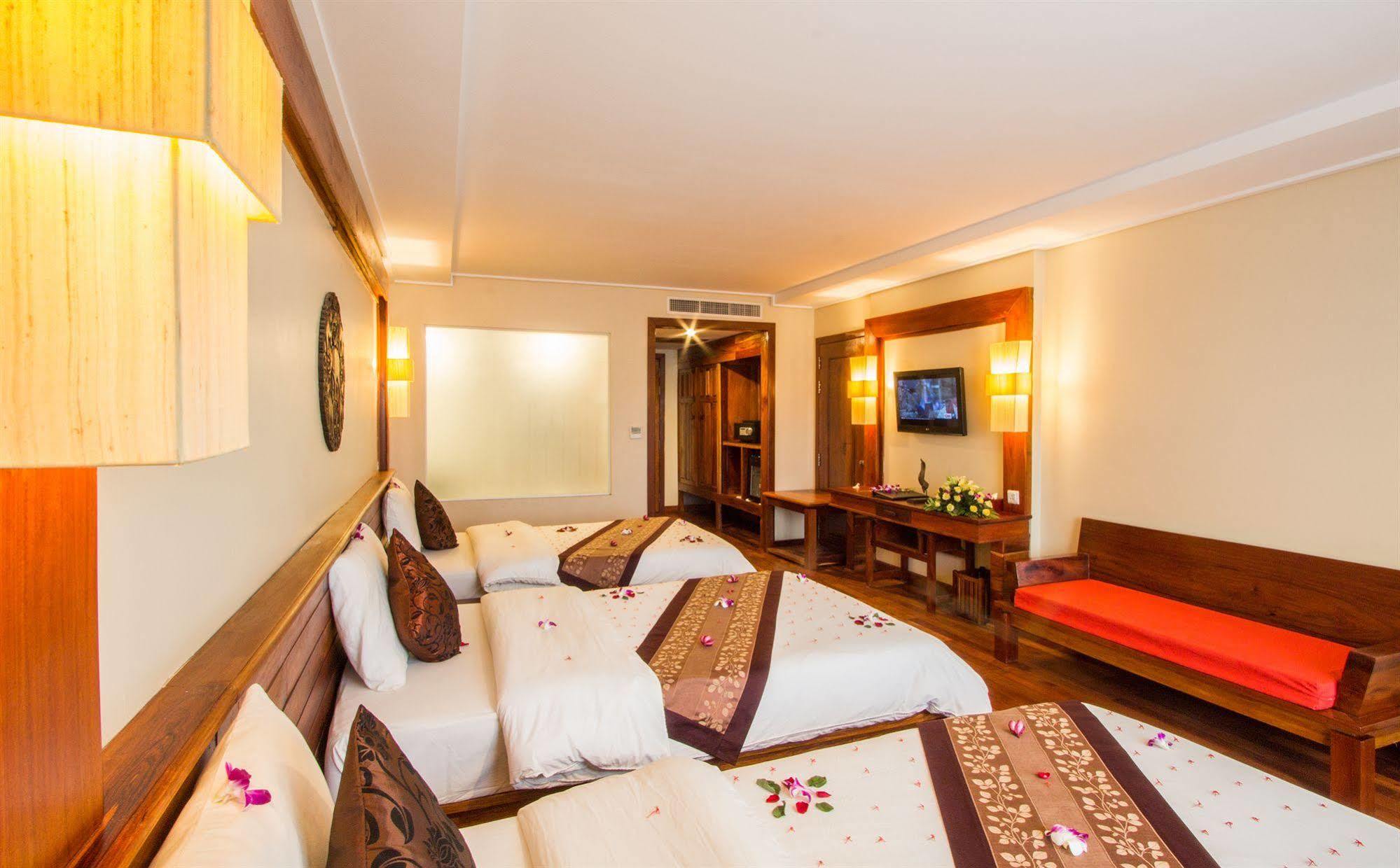 Royal Empire Premium Hotel Сіємреап Екстер'єр фото